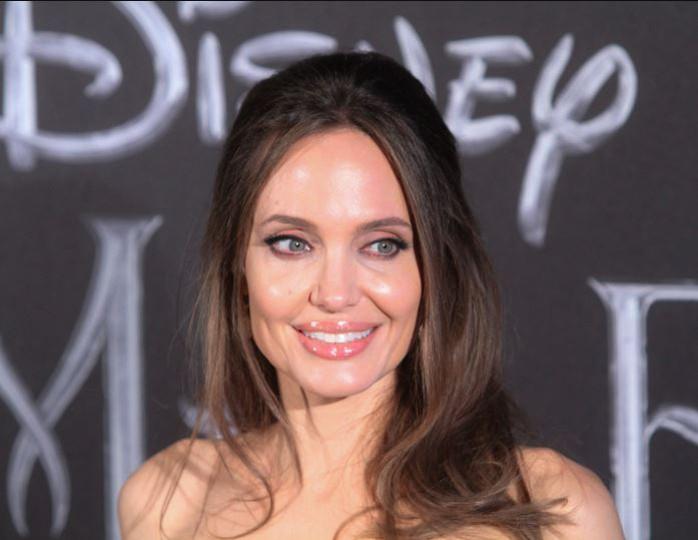 Невероятно, но факт: Джоли в образе очаровательного жирафа покорила фанатов
