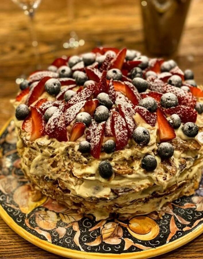 Сладко, но не приторно»: Высоцкая поделилась рецептом домашнего торта « Наполеон»