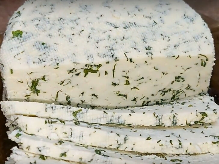 Творожный сыр из замороженного кефира с зеленью (острый)
