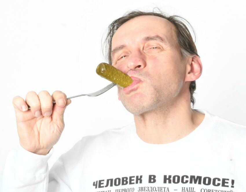 Мужик съел ухо. Человек ест огурец. Человек ест солёные огурцы. Мужик ест соленые огурцы. Парень ест огурец.
