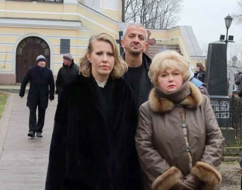 Мама не хотела, чтобы общались»: Собчак обвинила Нарусову в том, что не  разговаривает с сестрой