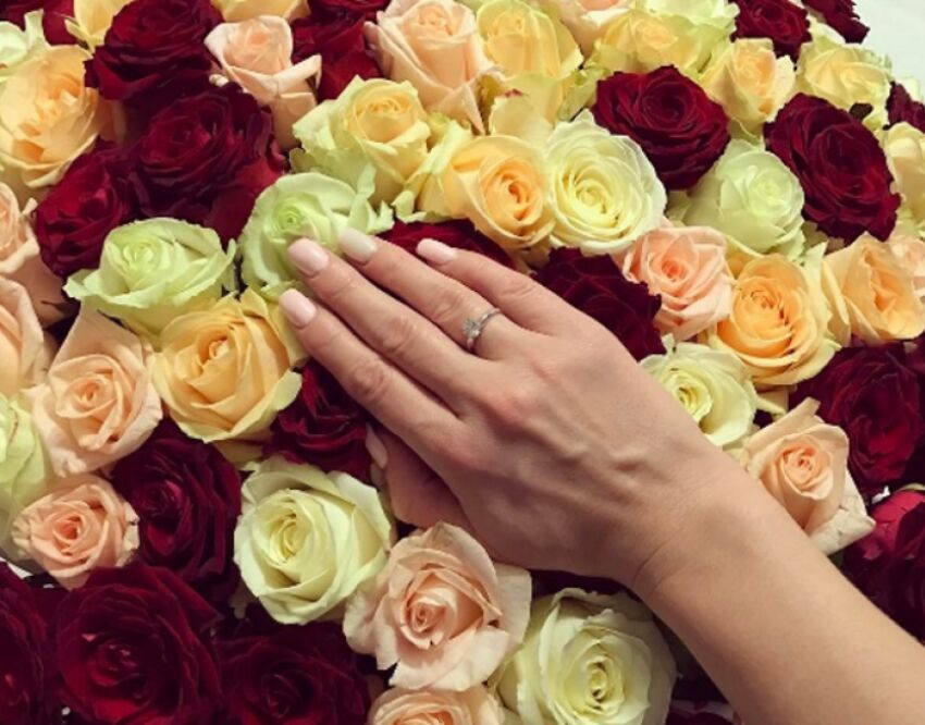 Кольцо и цветы реальное фото