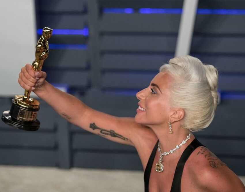 Леди Гага интервью. Леди Гага на премии. Леди Гага получает золотой Глобус. Леди Гага Инстаграм.