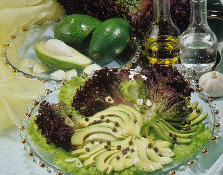 Салат с грушей,авокадо,пармезаном и орехами