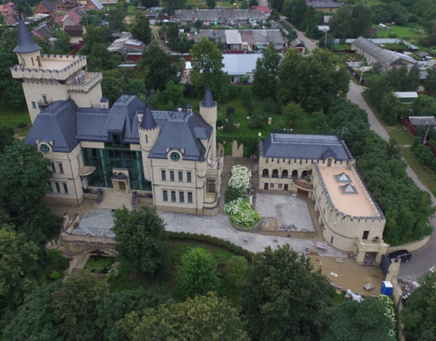Сколько сейчас стоит замок Пугачевой и Галкина* в Подмосковье