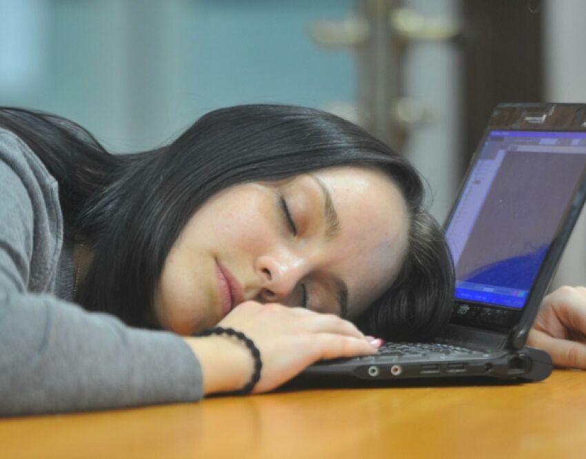 Сон девушки. Сон на работе. Дневной сон. Сон на рабочем месте в Японии. Поспать в москве