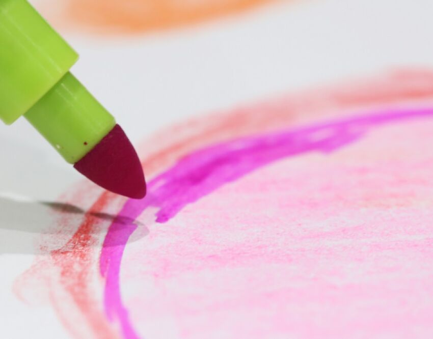 Как стереть цветной карандаш с обоев