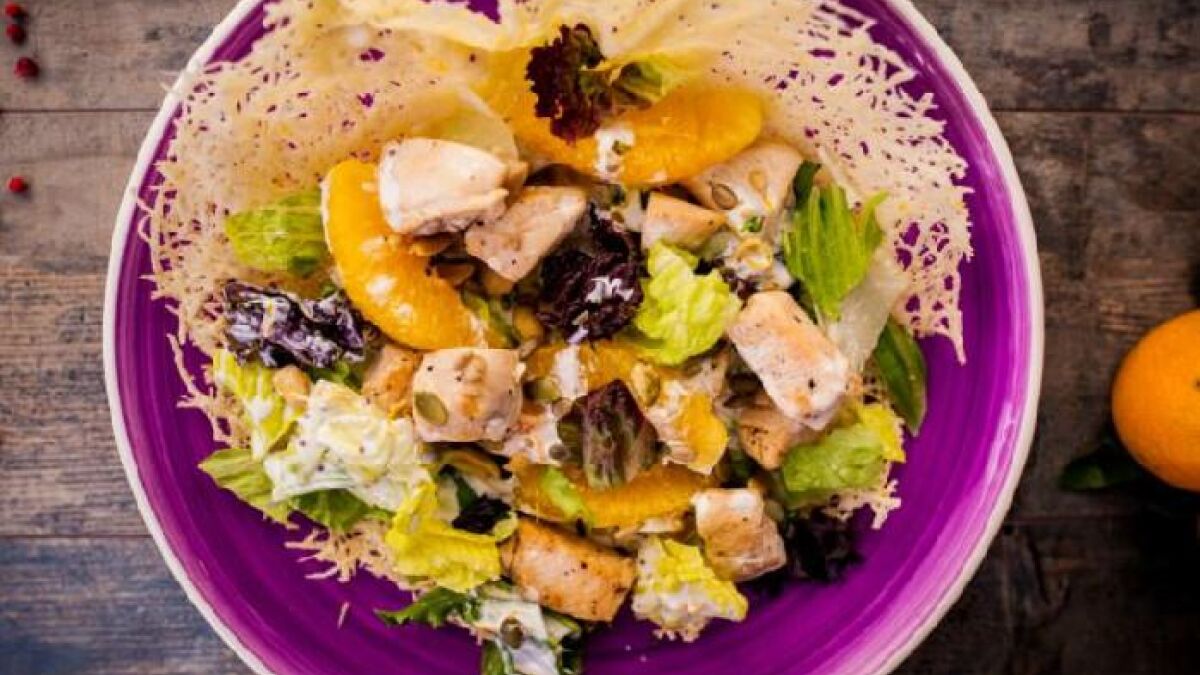 Как приготовить слоеный салат в бокалах с курицей и черносливом
