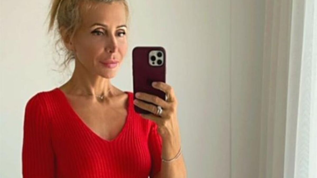 «Ну, какова красота»: 57-летняя Ирина Агибалова в бикини ванильного оттенка  зажгла у бассейна своего особняка
