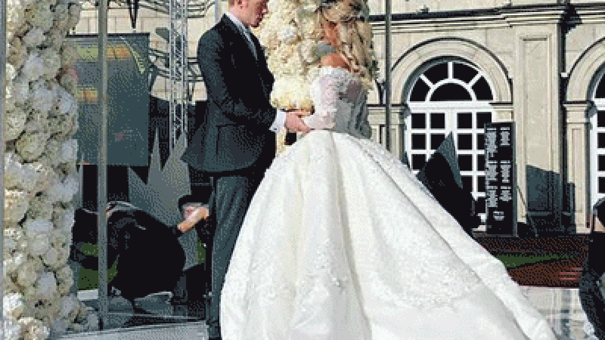 Невесты на миллион: эффектные и дорогие свадебные платья звезд