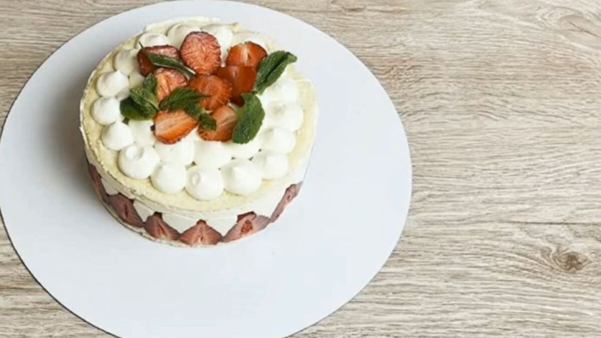Бисквитный торт с клубникой - пошаговый рецепт с фото