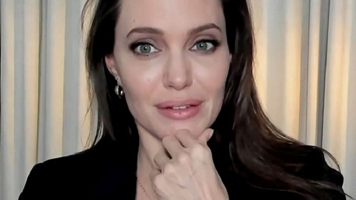Джоли показала грудь в полупрозрачном платье без лифчика: «Красиво торчат»