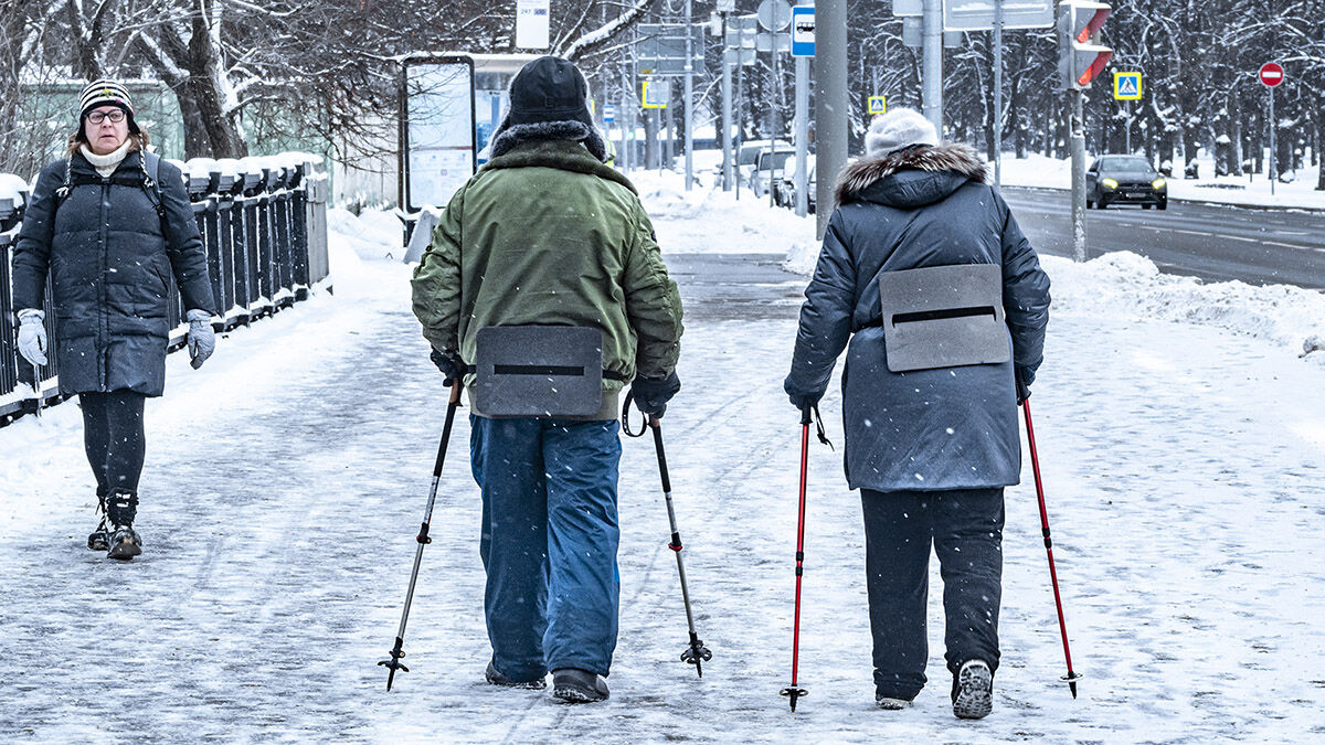 Пенсионеры занимаются скандинавской ходьбой