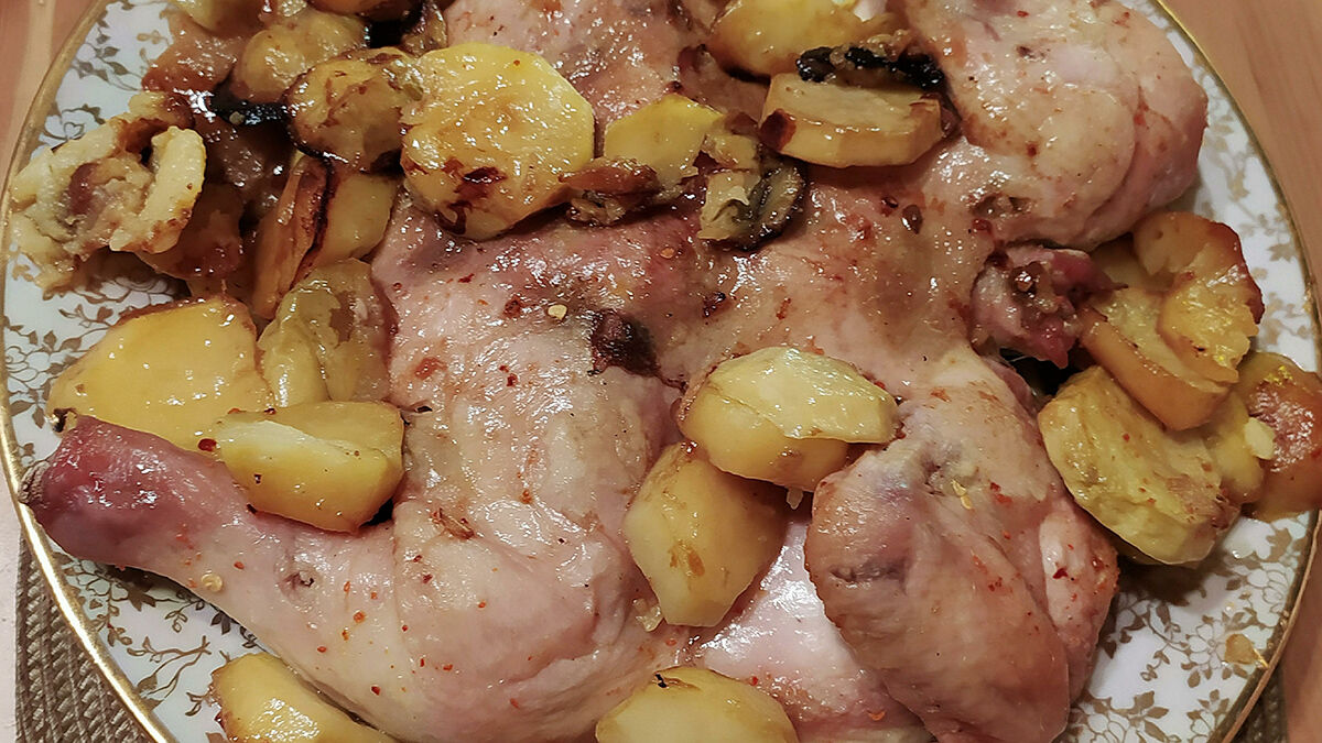 Сочные куриные бёдрышки с картошкой в духовке