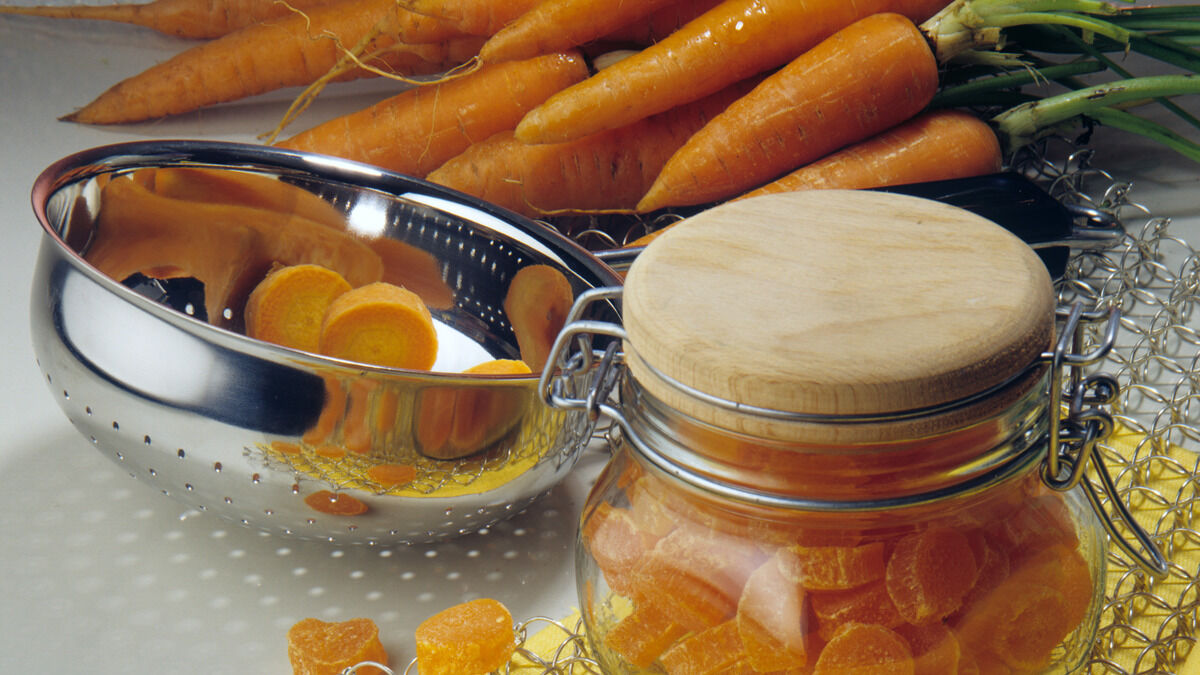 Как приготовить Заправка в томатном соусе с морковкой и перцем на зиму рецепт пошагово