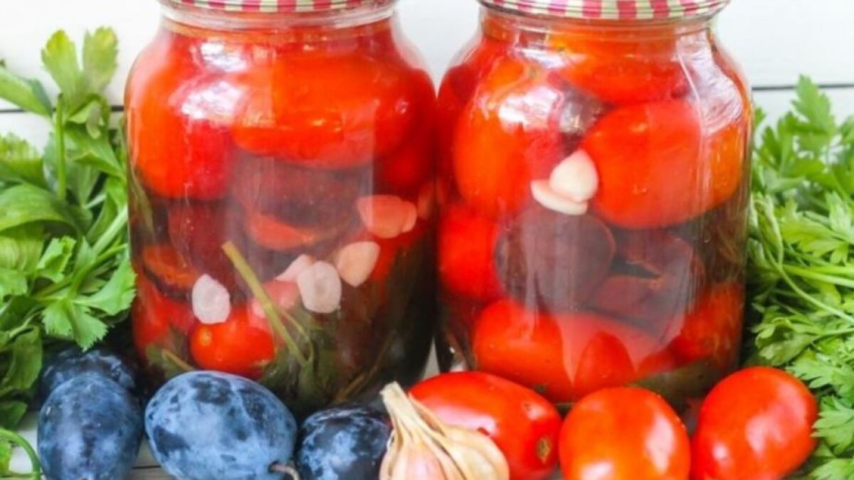 Как закрыть на зиму маринованные помидоры Пальчики оближешь: рецепт в литровых банках