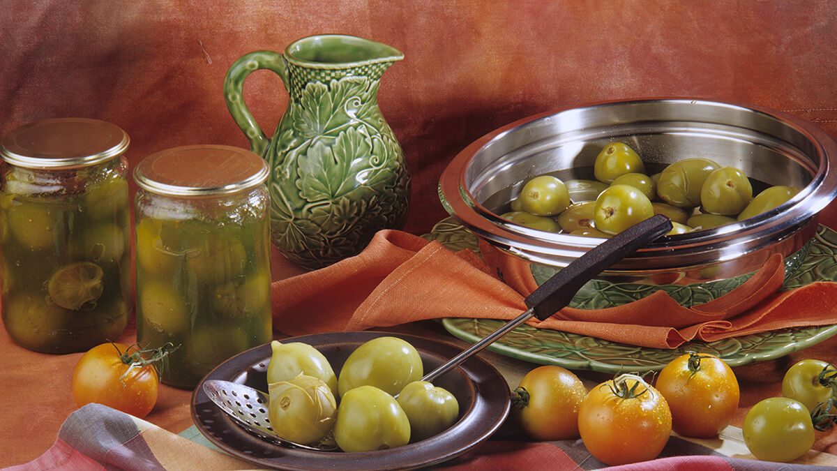 Закуска из зелёных помидоров с чесноком: рецепт - Лайфхакер