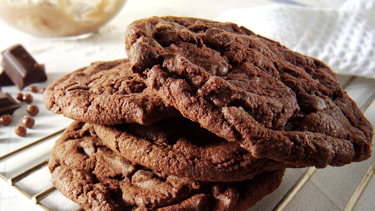 Шоколадное песочное печенье с корицей