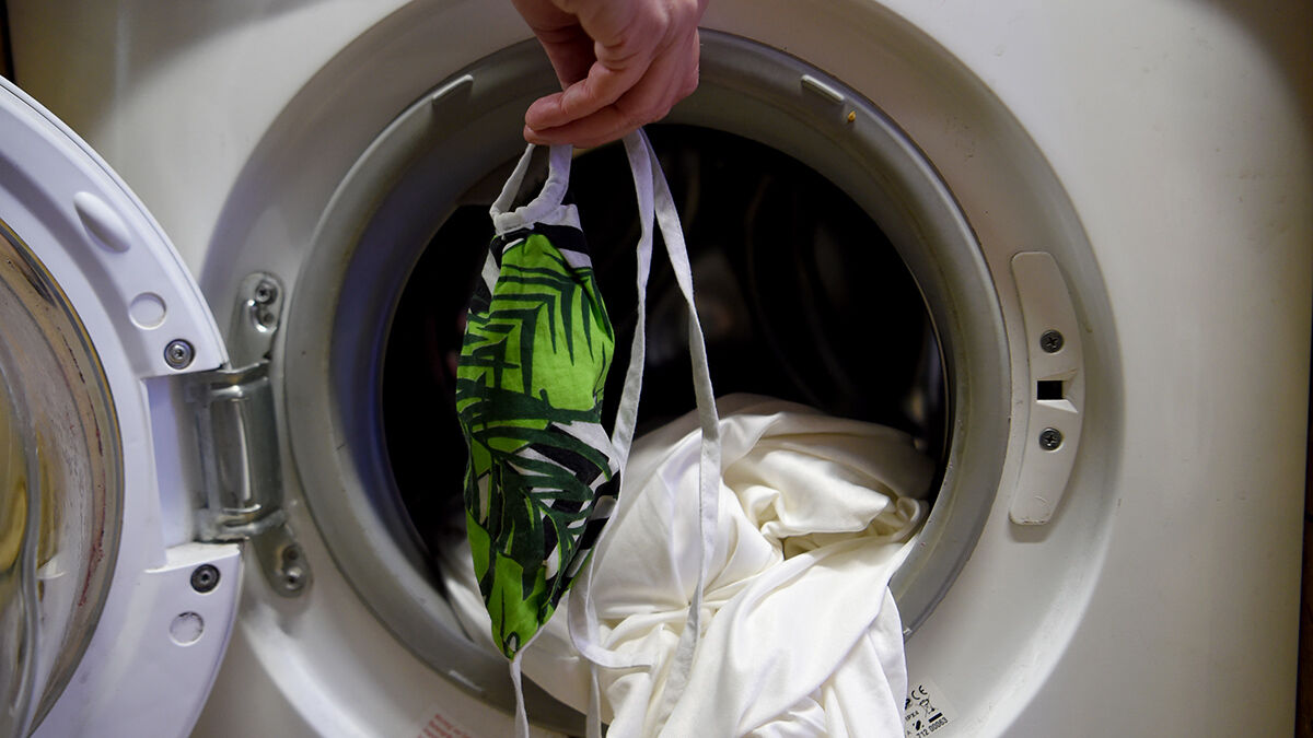 Мытье стиральной машины. Заприте дверцу стиральной машины. Стиральная машина с добавлением белья. Барабан стиральной машины с вещами.