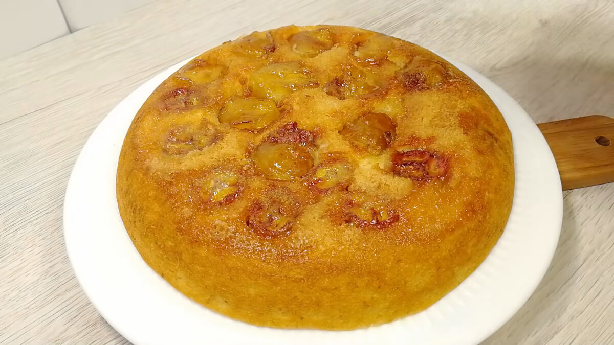Яблочный пирог на сковороде на плите