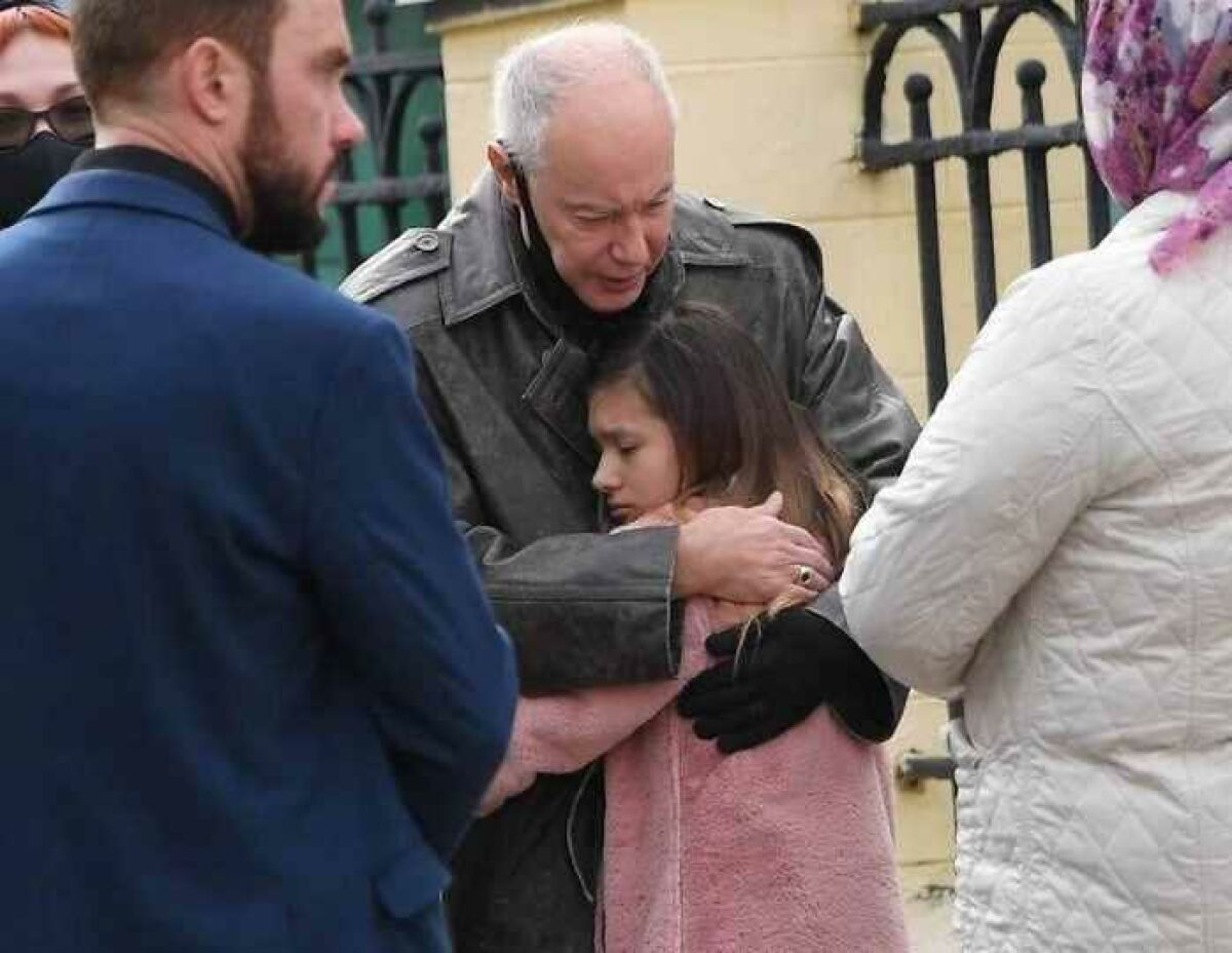 Отец с дочерью внучкой. Похороны Дочки Владимира Конкина.
