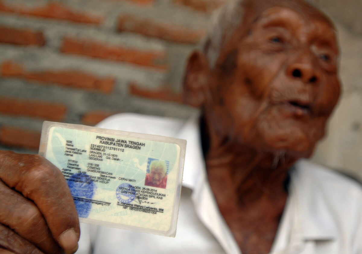 Самый старый мужчина умер. Самый старый человек в мире Мбах. Индонезиец Сапарман Содимеджо. Сапарман Содимеджо в молодости.