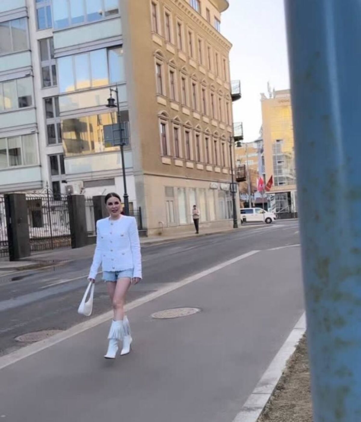 Юлия Михалкова в коротких шортах