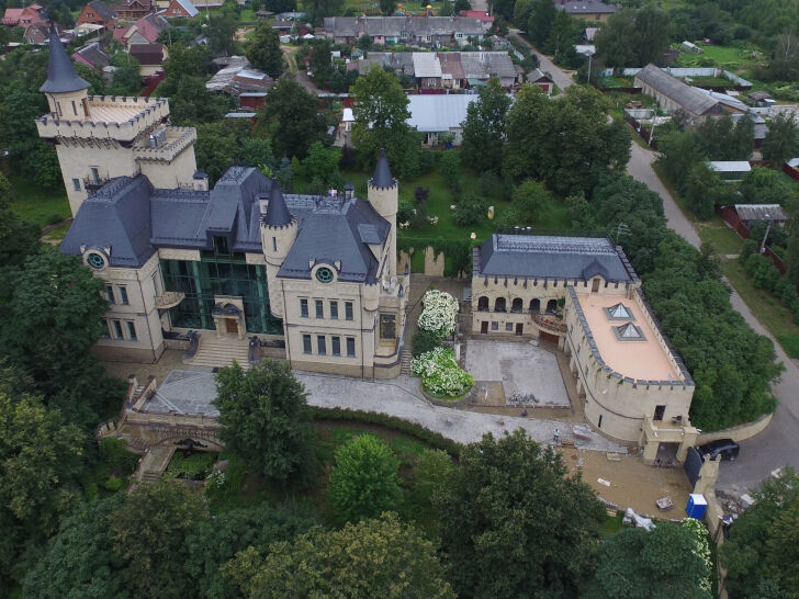 Пугачева продает свой замок в деревне Грязь за 1 миллиард рублей
