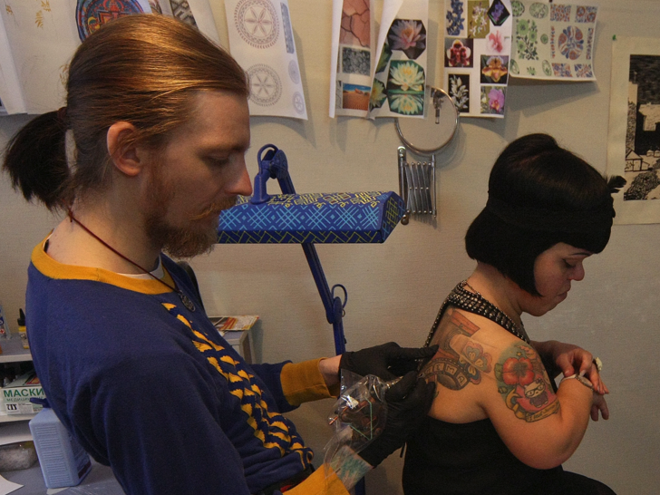 «Вплоть до уничтожения»: экстрасенс рассказала, какие татуировки могут убить человека