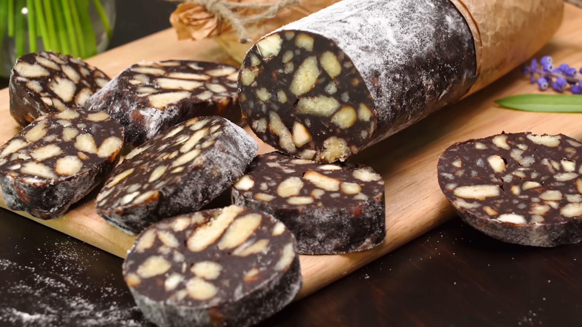 Рецепт шоколадной колбасы из печенья и какао (пошаговый)