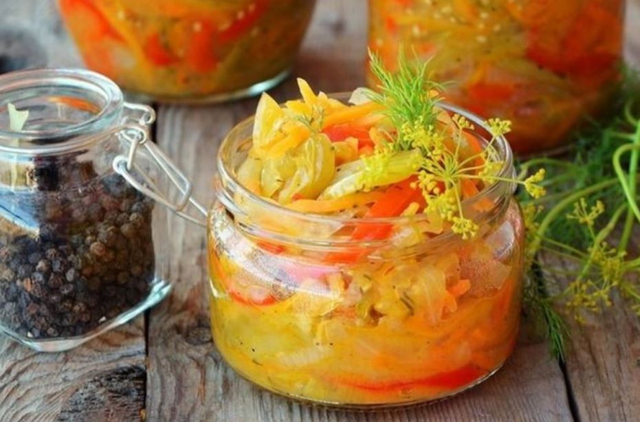 Салат «Пальчики оближешь» из свежих овощей с соевым соусом и кунжутом
